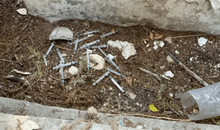 انتشار حقن المخدرات بين قبور مقبرة صيدا يثير غضب الأهالي