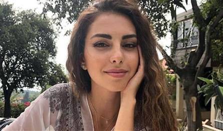 إطلالة هادئة وطبيعية من فاليري أبو شقرا (صورة)