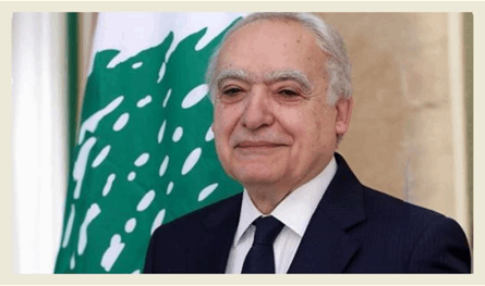 سلامة وضع إكليلًا من الزهر على ضريح الأمير مجيد أرسلان 