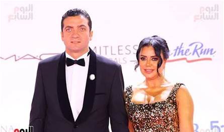 رانيا يوسف وزوجها يلفتان الأنظار على الريد كاربت (صورة)