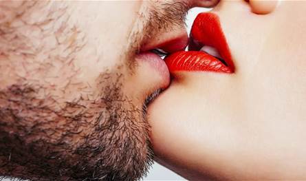 حقائق عن القُبلة الأولى في التاريخ.. دراسة تكشف