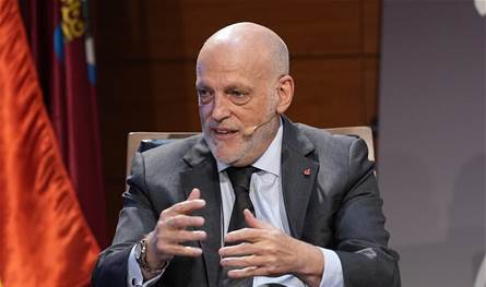 أفشى أسرار &quot;خطيرة&quot; عن برشلونة.. فتح ملف تأديبي بحق رئيس الدوري الإسباني