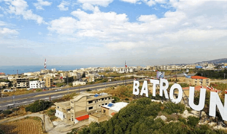 بسبب  لبسها وطريقة وقوفها.. شبان يعتدون بالضرب على امرأة في البترون