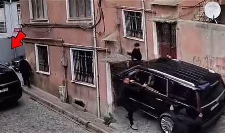 خلال تصوير مسلسل تركي.. سيارة كادت تدهس الممثلين إليكم ما حصل (فيديو)