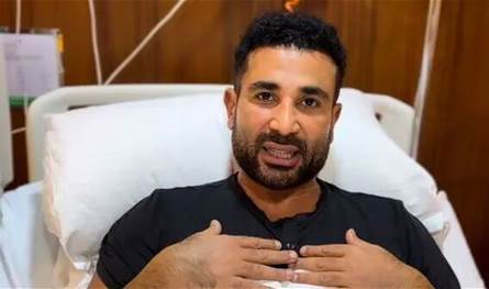 مسنوداً على أذرع عدد من مرافقيه.. أحمد سعد يحيي أول حفل له بعد تعرضه لحادث سير (فيديو)