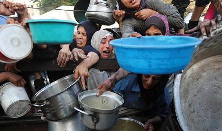 طعام بـ&quot;رائحة النفايات&quot;.. مأساة غير مسبوقة يشهدها أبناء غزة!