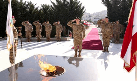 قائد الجيش وضع  إكليلًا من الزهر على نصب شهداء الجيش في وزارة الدفاع