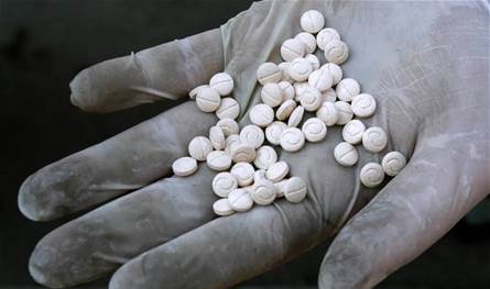 دهم مصنع كبتاغون في القصر... شاهدوا بالصور ما ضُبط بداخله