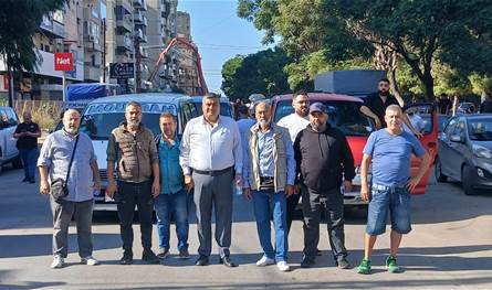 اعتصام سائقي الميني باص في طرابلس احتجاجاً على التعديات