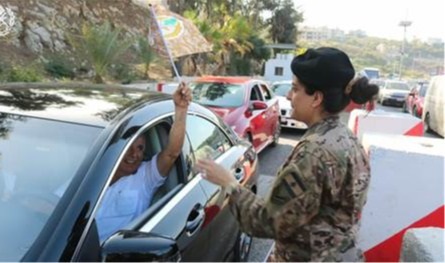 بمناسبة &quot;الاستقلال&quot;.. إليكم ما فعله الجيش عند الحواجز (صور)