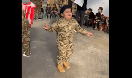 فيديو لطفل لبناني ينتشر بكثافة.. &quot;رقص بعفوية&quot; بـ&quot;البزة العسكرية&quot;