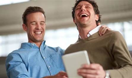 خبراء أعصاب يحذرون: نوبات الضحك غير المبررة قد تكشف أمراضًا خطيرة