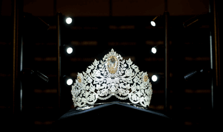 تعاني من كسور بعد سقوطها عن المسرح.. ملكة جمال تتدهور صحتها أكثر