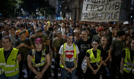 آلاف الصرب في الشارع... طلاب يقودون موجة جديدة ضد فوتشيتش