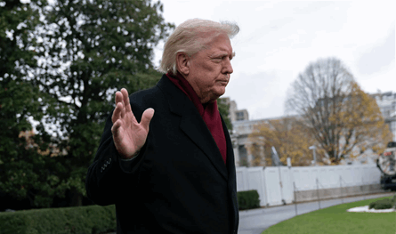 ترامب: زيلينسكي يمكنه الموافقة على خطة السلام أو &quot;القتال بكل ما أوتي من قوة&quot;