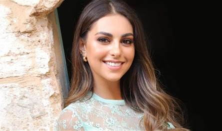 ببطن مكشوف.. فاليري أبو شقرا  تثير الجدل بإطلالة جريئة