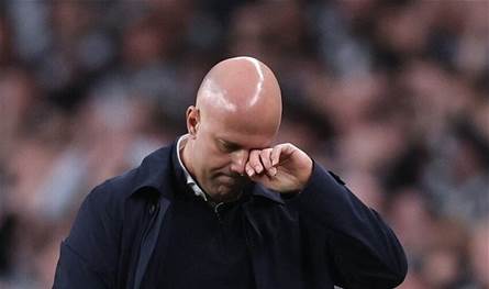 من هو أول المرشحين لخلافة سلوت في ليفربول؟ 