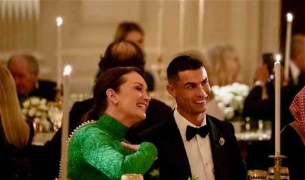 جلس إلى جانبها ولم تكن تعرفه.. وزيرة أميركية: أولادي شعروا بالخجل