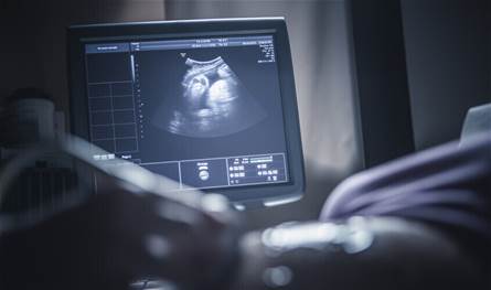 هل من علاقة بين عمر الأم وتطور الأجنة؟