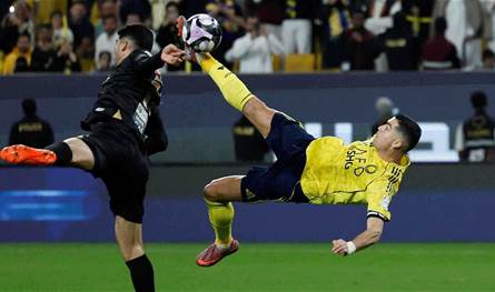 كيف يحافظ رونالدو على لياقته البدنية في سن الأربعين؟