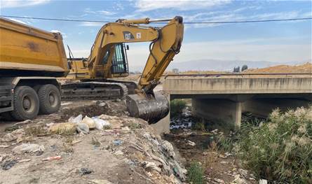  إزالة طيور نافقة من مجرى نهر الليطاني في زحلة