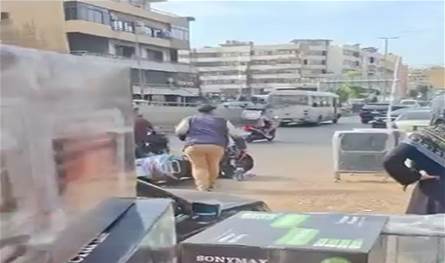في وضح النهار وأمام المواطنين... فيديو يُوثّق ما جرى على طريق المطار