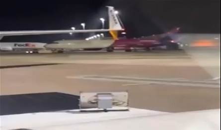 شاهدوا بالفيديو... مسافران حاولا اقتحام طائرة بعد تأخرهما عن الصعود على متنها