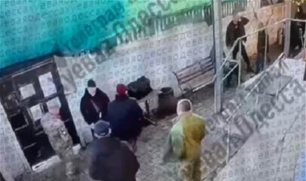 في أوكرانيا... فجّر نفسه بعد سوقه بالقوّة إلى التجنيد! (فيديو)