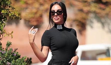 في قطر.. إطلالة لافتة لجورجينا والجمهور يعلّق: &quot;ضعفانة&quot; (صور)