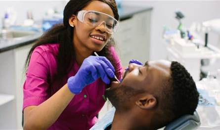 جفاف الفم وآثار الأدوية… تفاصيل يجب أن يعرفها طبيب الأسنان قبل العلاج