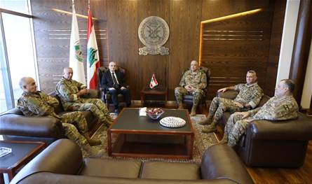 لقاء في اليرزة ورسالة ثقة من قادة الجيش إلى وزير الدفاع
