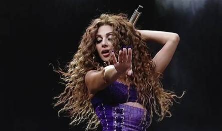 بفستان أسود طويل يحيط به الريش… إطلالة جديدة لميريام فارس تثير الجدل (صور)