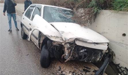 تصادم بين شاحنة وسيارة على طريق كفرحزير باتجاه شكا