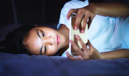 هل فعلا يؤثر الضوء الأزرق على نوم الأطفال؟