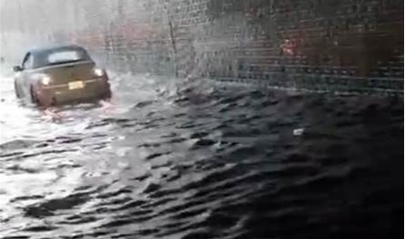 بالفيديو.. طريق المطار &quot;تغرق&quot;