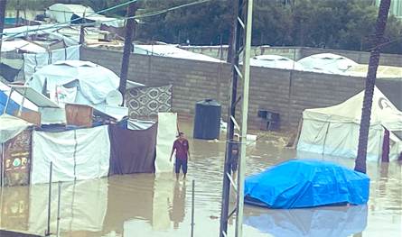 سكان قطاع غزة يعانون بسبب أمطار غير مسبوقة... خيام عدّة غرقت