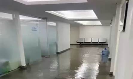 فيديو من داخل مستشفى في بيروت... الأمطار غمرت أحد الأقسام!