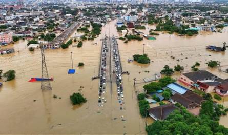 فيضانات أغرقت إحدى أكبر المدن في تايلند... إرتفاعها وصل إلى 3 أمتار
