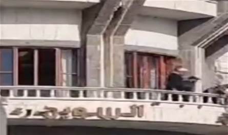 بالفيديو.. إزالة كلمة &quot;محافظة&quot; من السويداء
