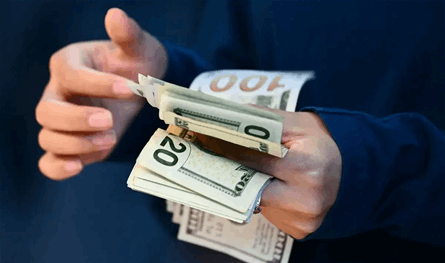 الدولار يتراجع