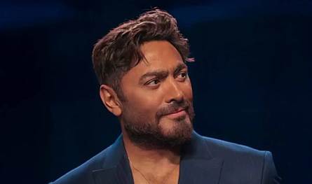 بعد استئصال جزء من كليته في المانيا وعودته إلى مصر.. تامر حسني لا يزال في المستشفى