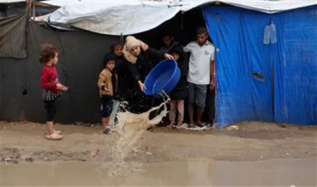 الأوضاع تتدهور.. عاصفة غزة تدمر 22 ألف خيمة للنازحين