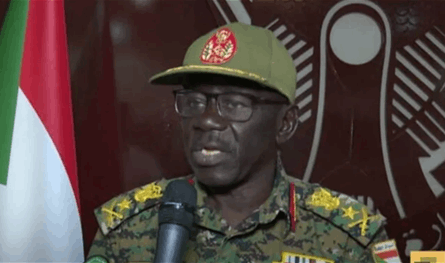 بعد غيابه عن اجتماع مجلس الأمن والدفاع.. ما حقيقة استقالة وزير الدفاع السوداني؟