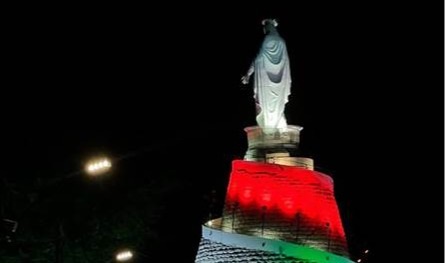 بالصورة.. إضاءة تمثل سيدة لبنان في حريصا بألوان العلم اللبناني وعلم الفاتيكان