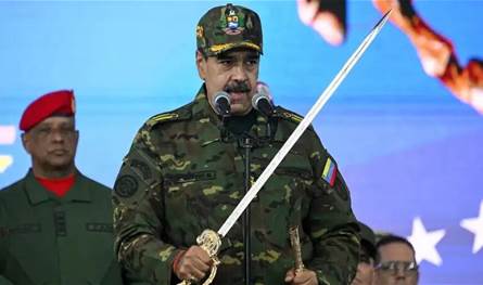 وسط توتر مع إدارة ترامب.. مادورو يشهر سيفاً في عرض تعبوي