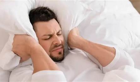 دراسة تربط النوم بطنين الأذن.. هذا ما توصلت اليه 