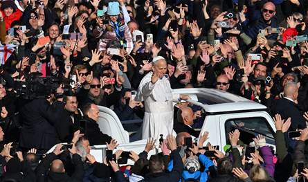 زيارة البابا وسط &quot;جبهة مشتعلة&quot;.. أي رسائل متناقضة يرسلها لبنان إلى العالم؟