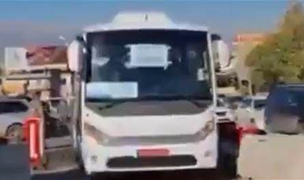 بالفيديو: قافلة تنقل 160 سورياً تعبر معبر المصنع الحدودي باتجاه الداخل السوري