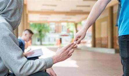 المخدرات تتسلّل إلى يوميات طلاب المدارس والجامعات.. أرقام تكشف المصيبة