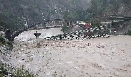 ارتفاع حصيلة فيضانات وانهيارات سومطرة إلى 19 قتيلاً و20 مفقوداً